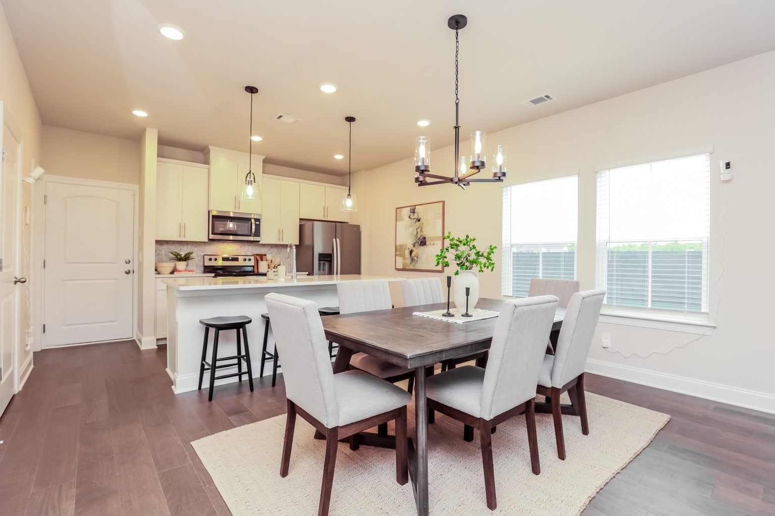 005-photo-dining-room-13781643