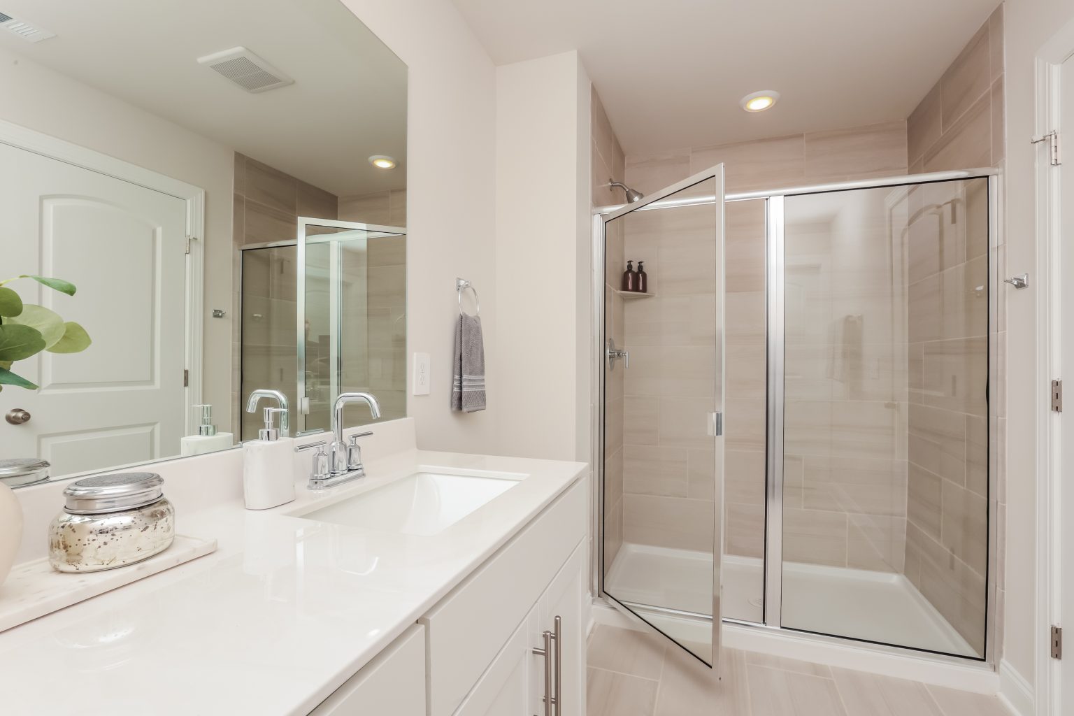 010-photo-main-bathroom-13781635