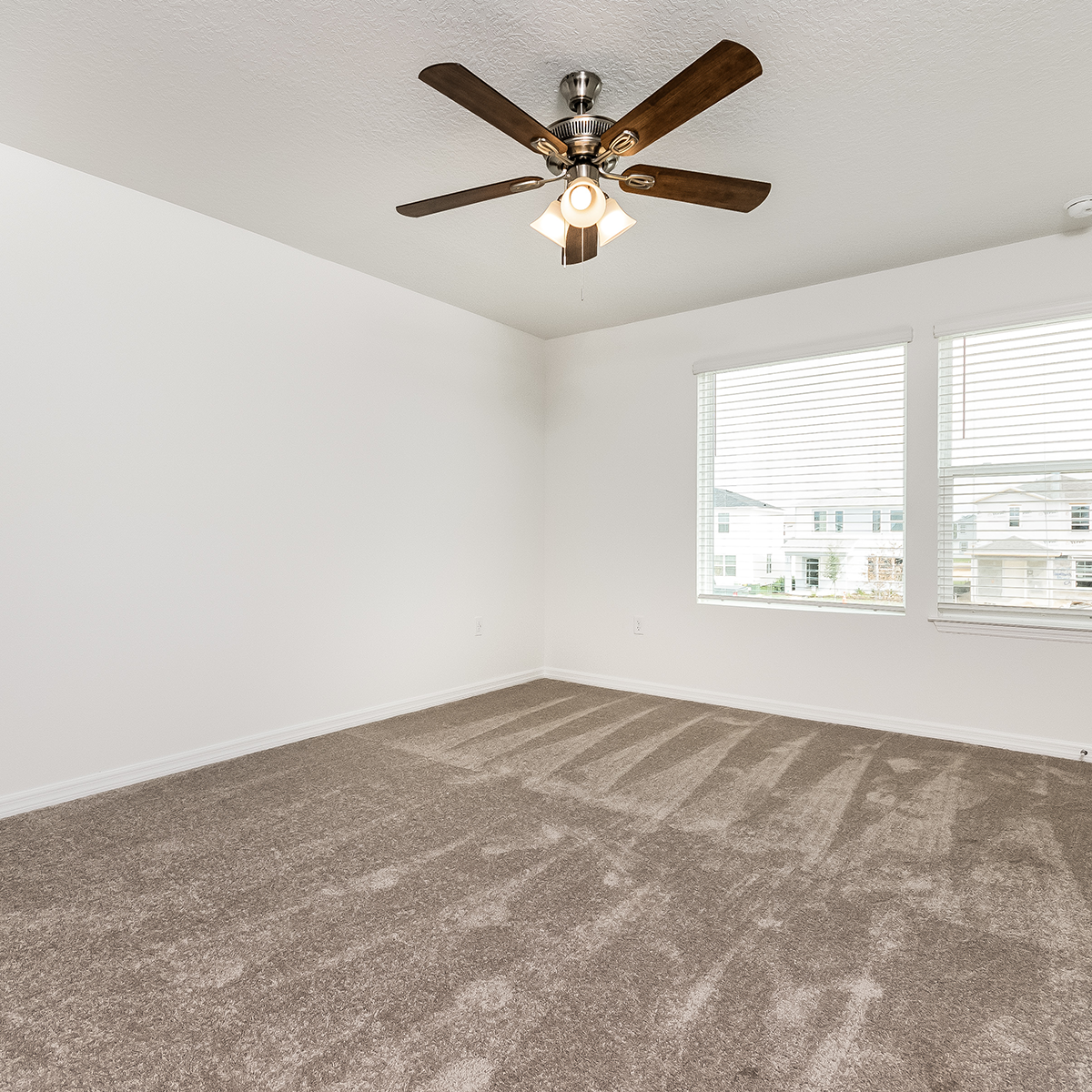 009-photo-main-bedroom-14324310